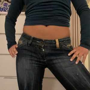 Lowrise jeans  - !intressekoll! Ett par low raise som tyvärr är för långa för mig, desto längre man är desto mer bootcut får man! Skulle nog passa någon som är 163+ cm <3 Innebenslängden: 81 cm. Jeansen har snygga detaljer!  Köpare står för frakten, kan mötas i Sthlm också 