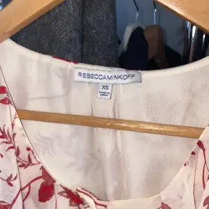 Rebecca minkoff klänning i storlek xs. Aldrig använd så helt ny! Köpt på nk i sthlm för 2000 kronor men pris kan diskuteras. Säljer för 500