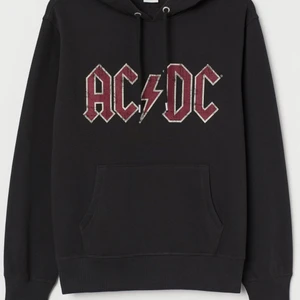 Svart hoodie med Ac/dc tryck  - Svart hoodie med tryck både fram och bak, storlek XS⚡️⚡️
