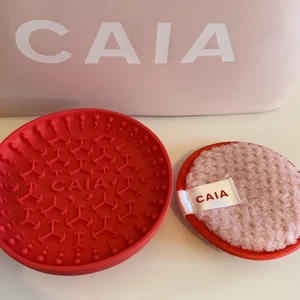 pad +sminkverktyg - pad och sminkverktyg till när man tvättar borstar från caia båda för 70kr