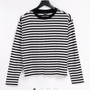 monki- randig tröja  - Intresse koll på denna tröjan ifrån monki. Vill sälja pga den inte kommer till andvändning! Kontakta mig om ni är intresserade så kan vi diskutera pris! frakt tillkommer 