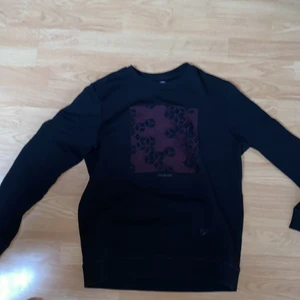 Emilio tröja storlek M - Storlek M, svart tröja med rött tryck.