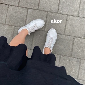 Skor stjärnor - Säljer dessa superfina skorna med stjärnor. Inte alls använda mycket så i nyskick skulle jag säga. Snörena och stjärnorna är silverglittriga. Storleken är 40 men de är rätt små i storleken så passar 39/38 också! Från zalando! 66kr frakt🤍