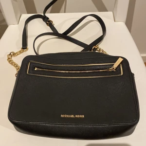 Michael kors väska  -  Michael kors väska använd fåtal gånger. Köpt i Michael kors butik. 