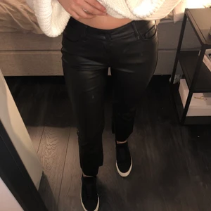Lågmidjade skinnbyxor - Säljer dessa skitsnygga mid/lågmidjade byxor i skinnimitation. Det är veromodas flared ankel modell. Tycker att de är något för korta på mig som är 167cm. 170kr och köparen står för ev frakt!💕