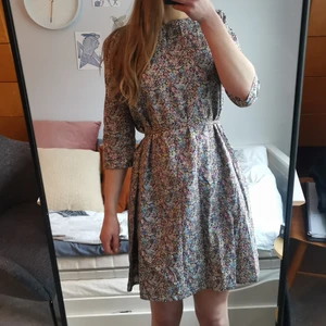 Samuji klänning  - Blommig klänning (ja den har fickor ❤️❤️) från Samuji, funkar både med och utan bältet. Två översta knappar i baksidan har ersätts med nya, kolla sista bilden :) Annars bra skick, skulle nog må bra av lite strykjärn. 