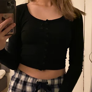 Tröja med knappar  - Tröja med knappar som även funkar som kofta, knappar använd, storlek XS, 50kr+frakt!!💕