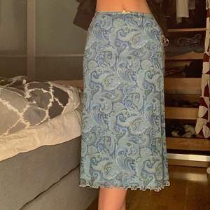 En jättefin, lång, blå kjol som jag har köpt från Urban outfitters i ?september?. Använd ute 1 gång annars bara testad inomhus. Inga skador, säljer pga att jag behöver pengarna. Skriv för mer info/bilder. 