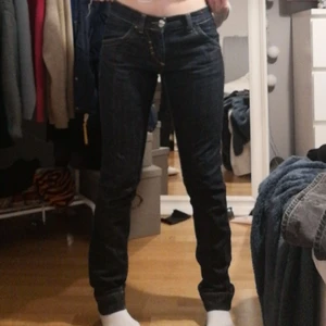 Style high binky  - Jag säljer dessa lågmidjade byxor då dem inte kommer till användning. Midjemåttet är 28 på byxorna, dem är mörkblåa och i bra skick. Jag säljer dem för 250kr. Skriv för funderingar. 