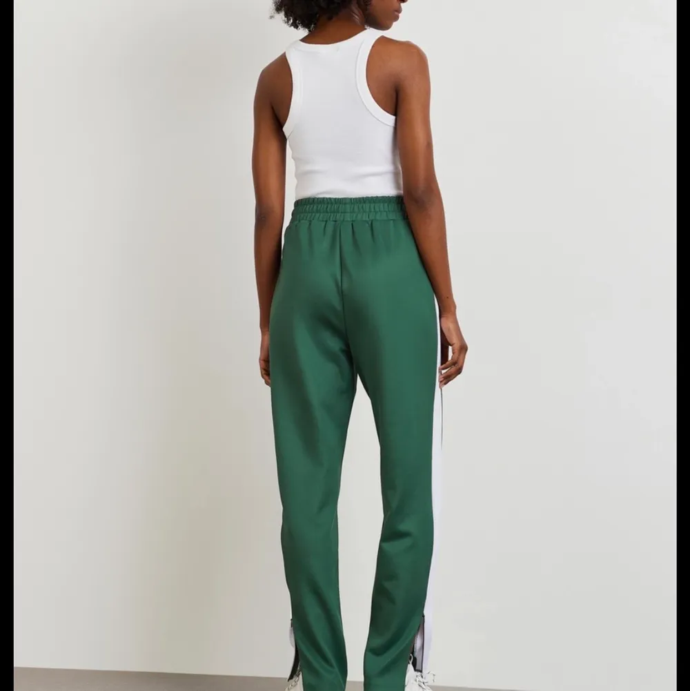 Ett par slutsålda gröna byxor med vitt streck från Gina tricot som är super fina men kommer ej till användning och därför säljer jag dom, inte använda en ända gång! Köptes för 399 men säljer för 199.. Jeans & Byxor.