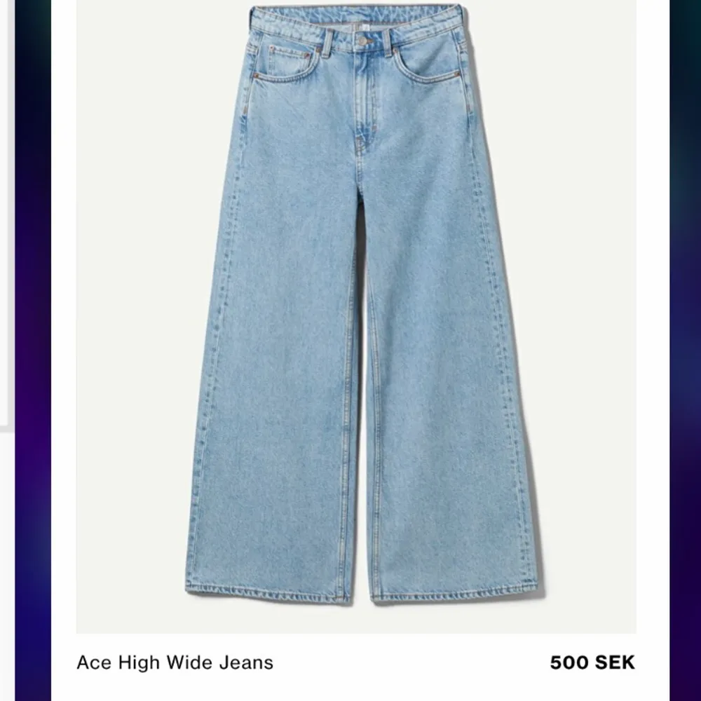 långa wide legged jeans i färgen air blue, köpta för 500kr . Jeans & Byxor.
