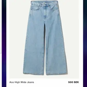 långa wide legged jeans i färgen air blue, köpta för 500kr 