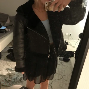 Fodrad skinnjacka  - Säljer denna as snygga skinnjacka ifrån Bik Bok. Jätte mysig och varm, sälj i bra skick utan några skador❤️köparen står för frakt, pris kan diskuteras 