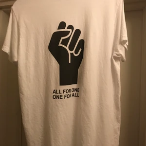 T-shirt Hypestein - Hypestein ”Black lives matter”, vit t-shirt. Stl M.