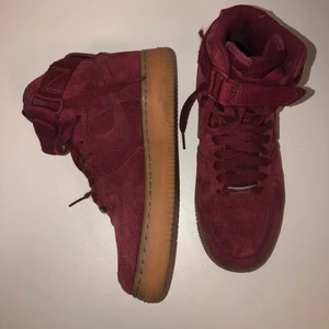 Nike air force 1 - Vinröda Nike air force 1, köpta på Plick helt oanvända, jag har använt de cirka 3 gånger så de är fortfarande i toppenbra skick! Du betalar frakt :))