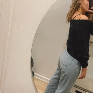 Zara Straight jeans  - Raka jeans från Zara ljusblå färg. Tycker de är tvär fina men har cirka 50 raka jeans så säljer den här. De är storlek 42 och passar mig som brukar ha medium eller large i byxor och är 178 lång🤍❄️ köpte dem i somras och har hunnit använda dem några gånger 