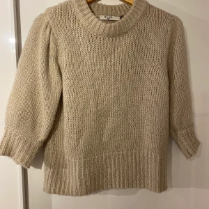 Stickad tröja Nakd - Superfin stickadtröja från nakd med 3/4 armar. Super skön kvalitet och säljer då den e lite liten för mig🥰