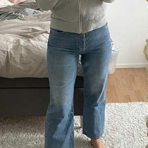 Supersnygga blå jeans från bikbok som tyvärr inte kommer till användning❤️ Köparen står för frakten