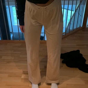 Mjukisbyxor  - Velour mjukisbyxor ifrån Gina Tricot