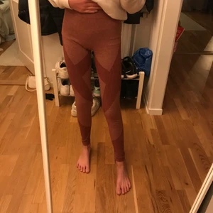 Jag säljer ett per tränings byxor❤️ - Storleken på dom här byxorna är xs/s jag som har xxs och xs på byxor men dom här passar mig perfekt😍 byxorna är lila med mörkare lilla streck på! Jag säljer byxorna för 50kr plus frakt (frakt kan pratas om) 