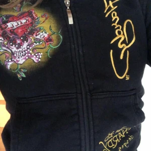 Ed hardy zip up  - Super fin Ed Hardy zip up hoodie! Lägger ut igen pga oseriös köpare. Budgivning från 350 om fler är intresserade eller köp direkt för 500 + 66kr frakt 🤍🤍