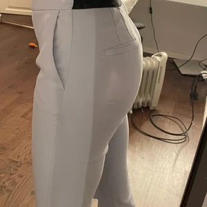 Ljusblåa kostymbyxor från Zara - Ljusblåa kostymbyxor från Zara, använda ett fåtal gånger då de är lite för korta för min smak (jag är 170)