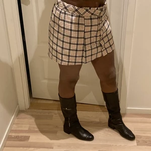 Rutig kjol  - Rutig kjol från HM, med lite 2000s stil. Använd en gång, och säljer då den är för stor. Man kan ha den både högmidjat eller lågmidjat beroende på hur man vill ha den och hur den sitter. 