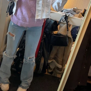 Bershka jeans  - Supersnygga ljusblåa flare jeans med slitningar från Bershka i stl 32. Skriv järna privat om ni undrar nåt 🤩