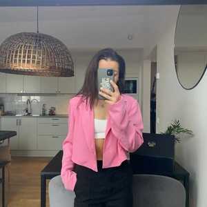 Rosa kavaj - Rosa kavaj som är kortare i modellen