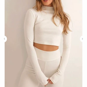 ribbad topp - Kollar intresset på denna ribbade topp ifrån chiquelle, om ingen vill köpa kommer den skickas tillbaka, storlek M nypris 349kr, köparen står för frakten 