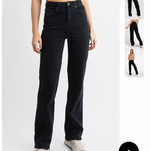 Madlady jeans - Vida/raka jeans från Madlady. Urtvättade svarta/mörkgrå i färgen. Storlek W34, L30. Använda väl men fortfarande fina. Nypris 549, säljer för 280kr. 