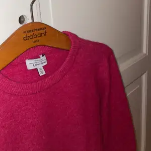 Säljer denna jättefina rosa stickade tröja i alpacka och ull från & other stories 💕