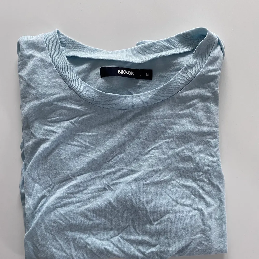 Ljusblå T-shirt från bikbok i storlek M. Använd max 1-2 gånger, ny skick! 40kr. T-shirts.