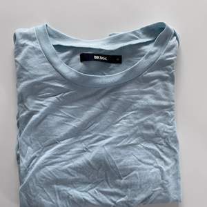 Ljusblå T-shirt från bikbok i storlek M. Använd max 1-2 gånger, ny skick! 40kr