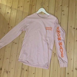 Know Wave, Långärmad t-shirt - Know Wave, Långärmad t-shirt. Fint skick. Herrsmall. 