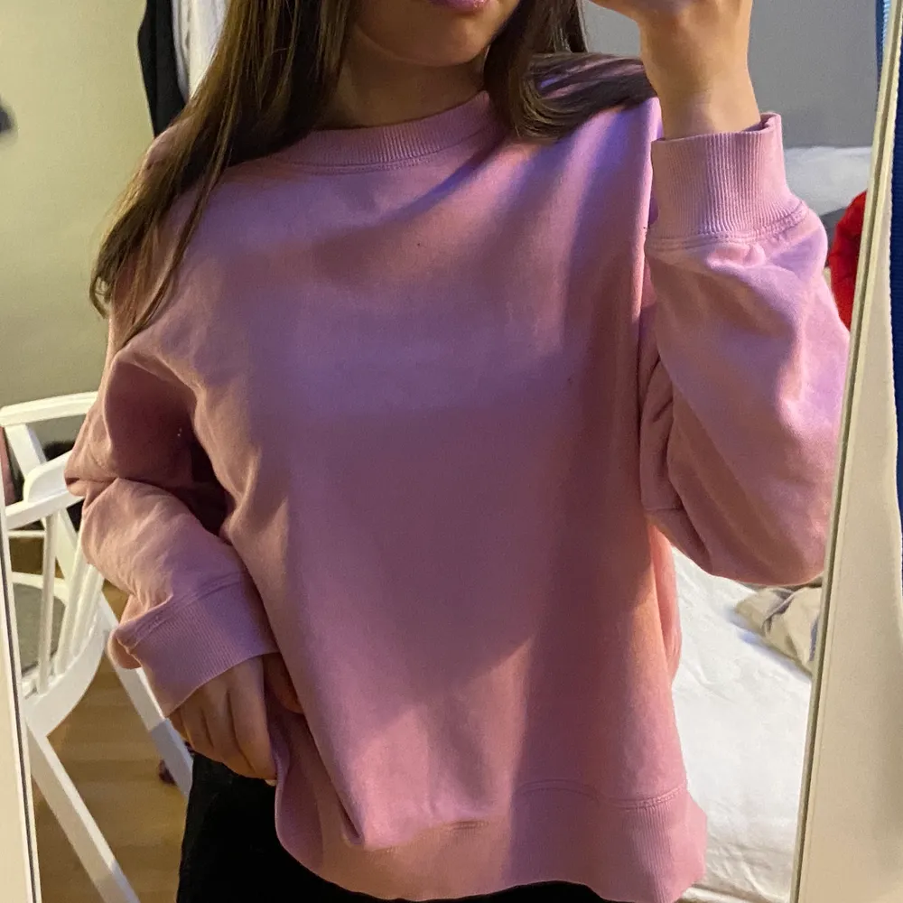 Säljer en jättefin rosa sweatshirt ifrån Lindex. Storlek ❌L❌ men sitter snyggt på mig som har S igentligen! Nypris är 300 och jag har knappt använt den, kom privat för frågor!! Priset kan diskuteras!. Hoodies.