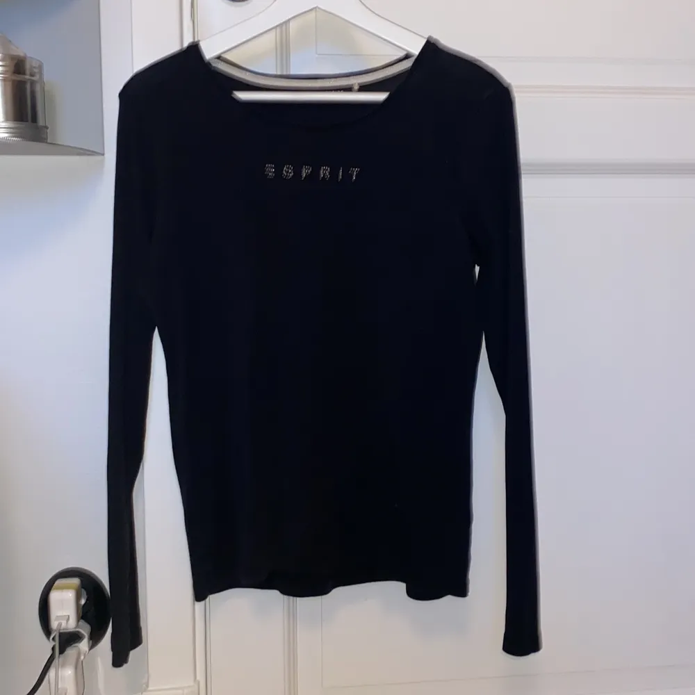 snygg tröja från Esprit köpt second hand(Är du intresserad? Ett snabbt köp uppskattas då jag efter ett tag donerar kläderna till secondhandbutiker). Tröjor & Koftor.