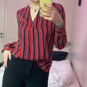 Liana red tunic S - Jätteskön ’santana Liana red tunic’ i storlek S från deakudibal. Aldrig använd, silkes tunic. Kan mötas upp i Sthlm annars står köparen för frakt ;)