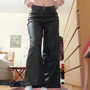 Svarta vida skinbyxor storlek S - Säljer dessa snygga vida skinnbyxor i helt nytt skick. De är använda en gång! Jag skulle rekommendera dem till tjejer som är åt de korta hålet. Kan mötas upp i Göteborg❤ Annars tillkommer frakt😊 FÖRST TILL KVARN💫💫💫