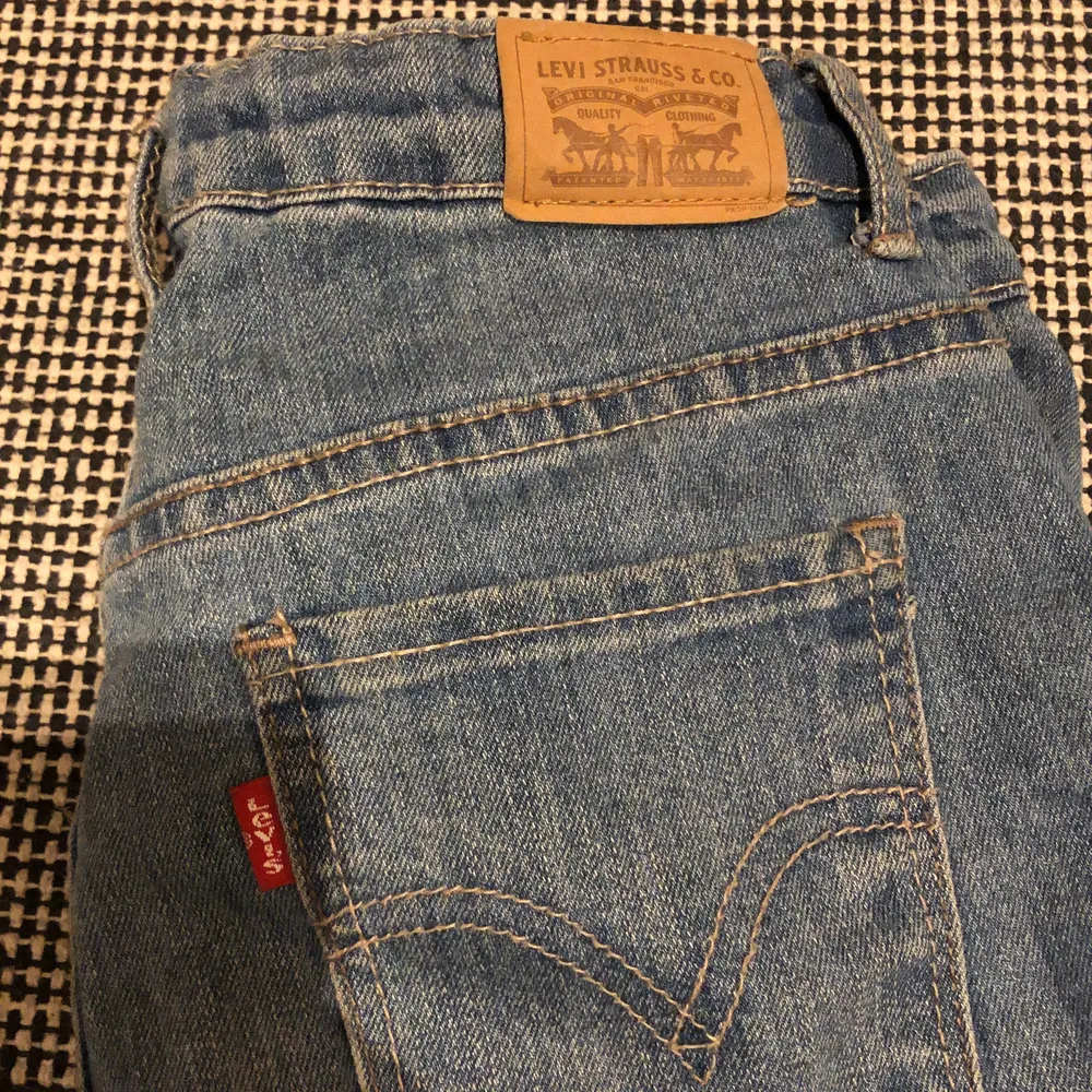 Säljer dessa jeans pågrund av de är för små. Har använts ett par gånger. Står ingen storlek men passar som har storlek runt 30 eller 9 - 12 år. Står att det är skinnyfit men är mer som slim. . Jeans & Byxor.