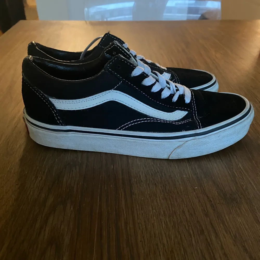 Säljer mina Old School Vans i storlek 36.5, de är dock rymliga skulle jag säga så de passar i storlek 37 också. De är i relativt bra skick, lite slitna på självaste sulorna men tyget är jättefint fortfarande.. Skor.