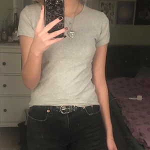 Grå Filippa K tshirt  - Grå filippa k tshirt i gott skick, knappt använd. Är i storlek L men passar någon i strolek S-M bra