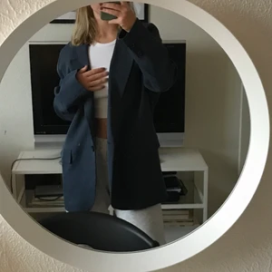 Blå blazer - En mörk blå Oversized kavaj från zara. Den är nästan helt oanvänd och lite lång till mig som är 155 :)