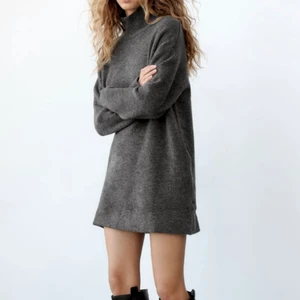 Stickad klänning från Zara - Slutsåld klänning från Zara! Superfin men passade tyvärr inte. Helt oanvänd och prislappen är kvar. Vid snabb affär kan priset diskuteras💖