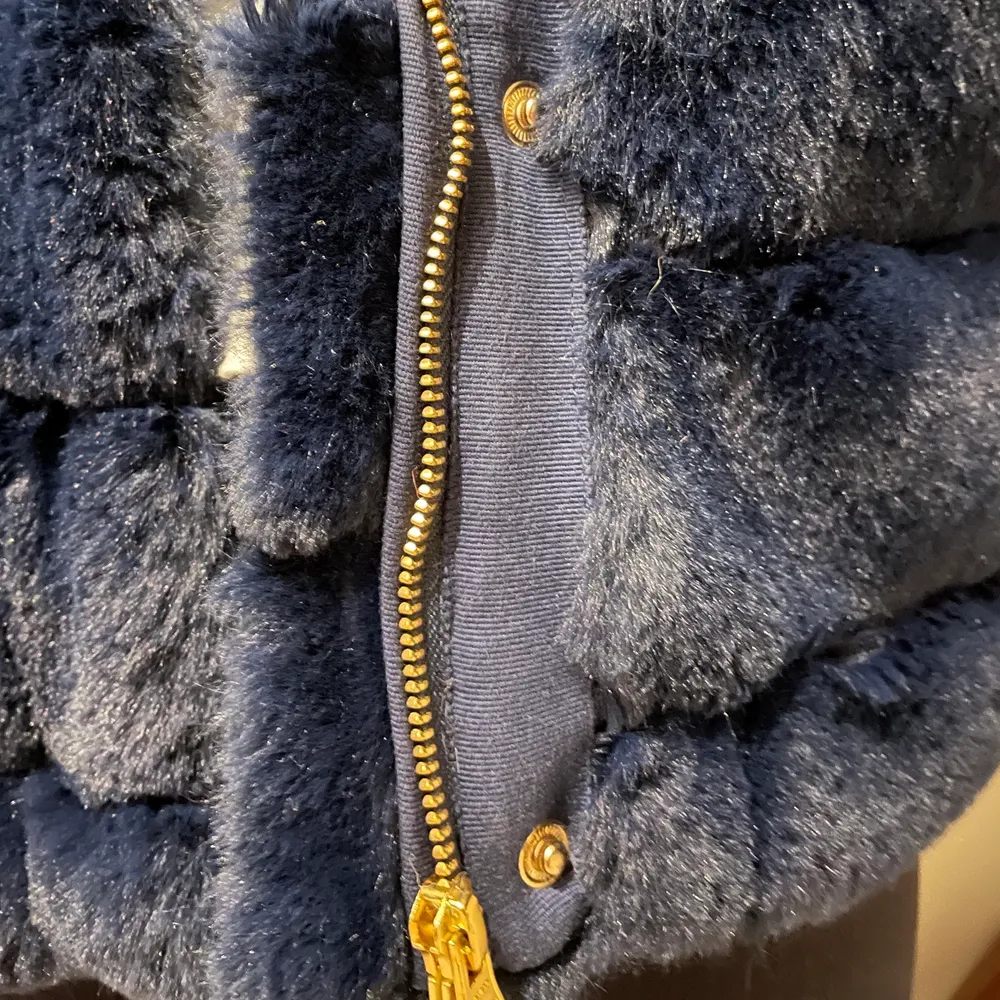 Säljer min varmaste vinterjacka!! Jackan är från samsøe samsøe och är i en fin marinblå färg med luva och gulddetaljer! Den är i fint skick, en liten sömn har gått upp i vadderingen, men inget som syns! Köpt 2018. Nypris: 2300 kr. Faux fur!!!. Jackor.