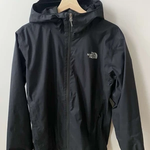 The north face jacka - The north face vindjacka i herrmodell, storlek S. Jackan är i fint skick!😊  Kan mötas i Gävle, annars tillkommer frakt!