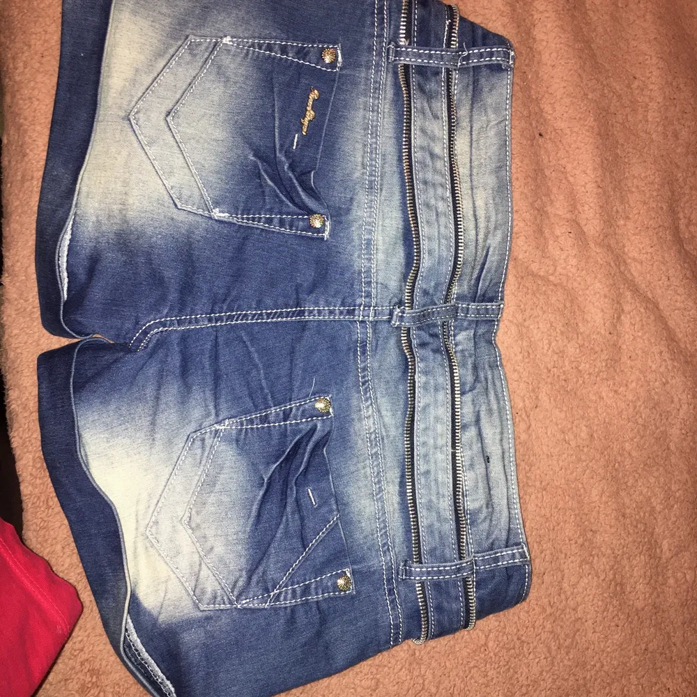 Snygga jeansshorts med ”dragkedja” som skärp. Jeans & Byxor.