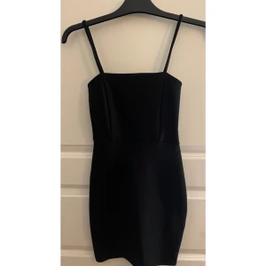 Klänning - Fin figursydd svart basic klänning från BooHoo. storlek us 8. Helt oanvänd.