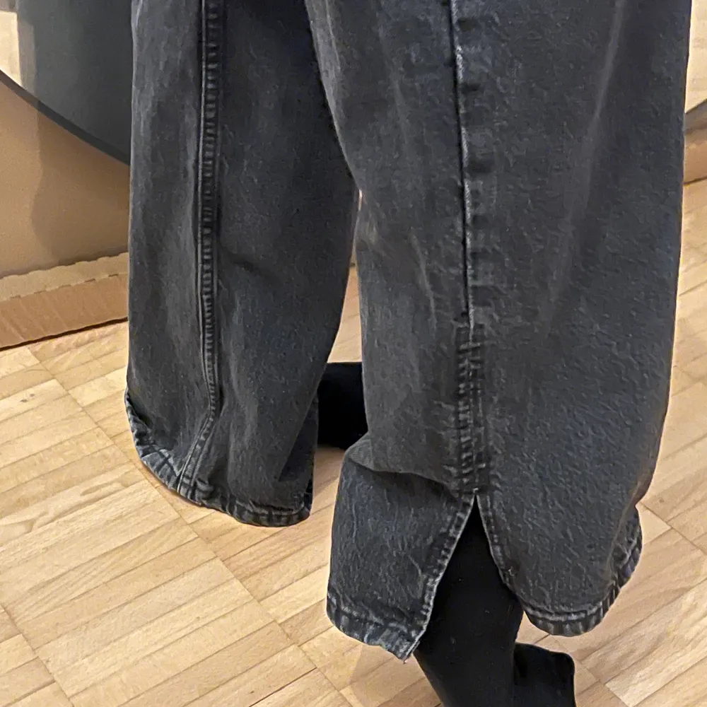 Säljer dessa helt oanvända jeans från Zara. Köptes för 400, säljer för 150 kr, köparen står för frakt. . Jeans & Byxor.