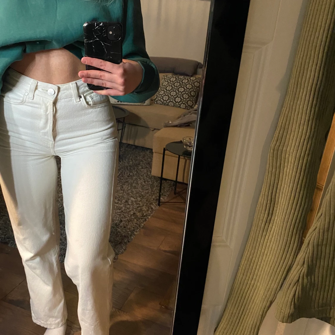 Vit/beigea vida byxor från Bikbok